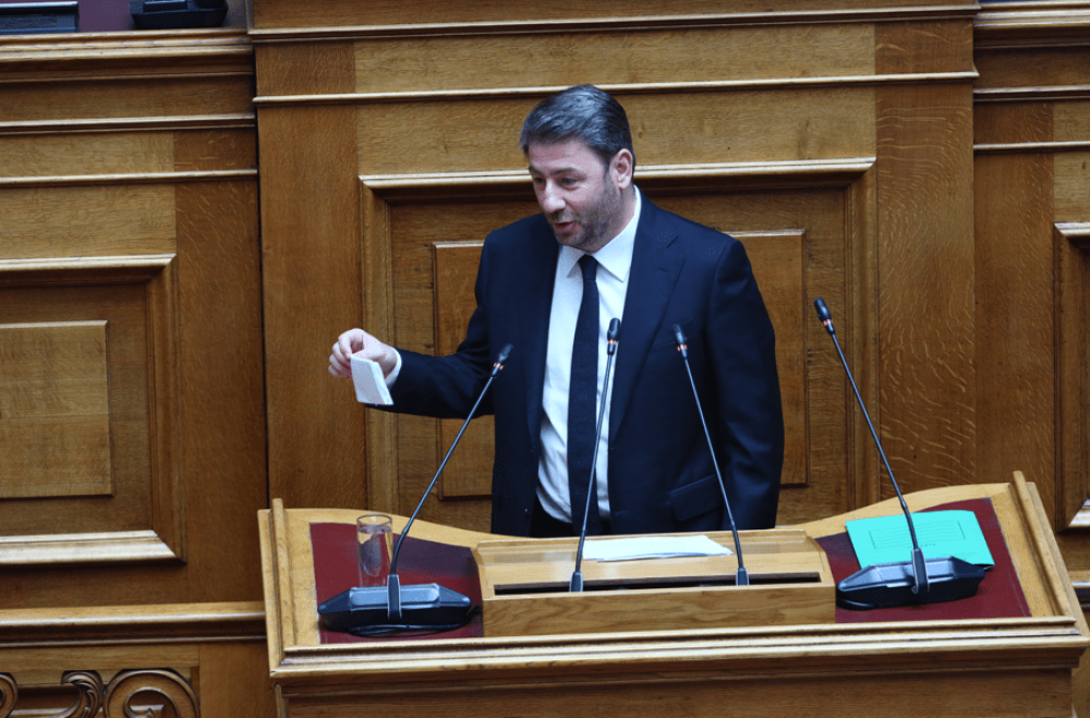 Οι ειρωνείες Ανδρουλάκη για το μαντίλι του Μητσοτάκη