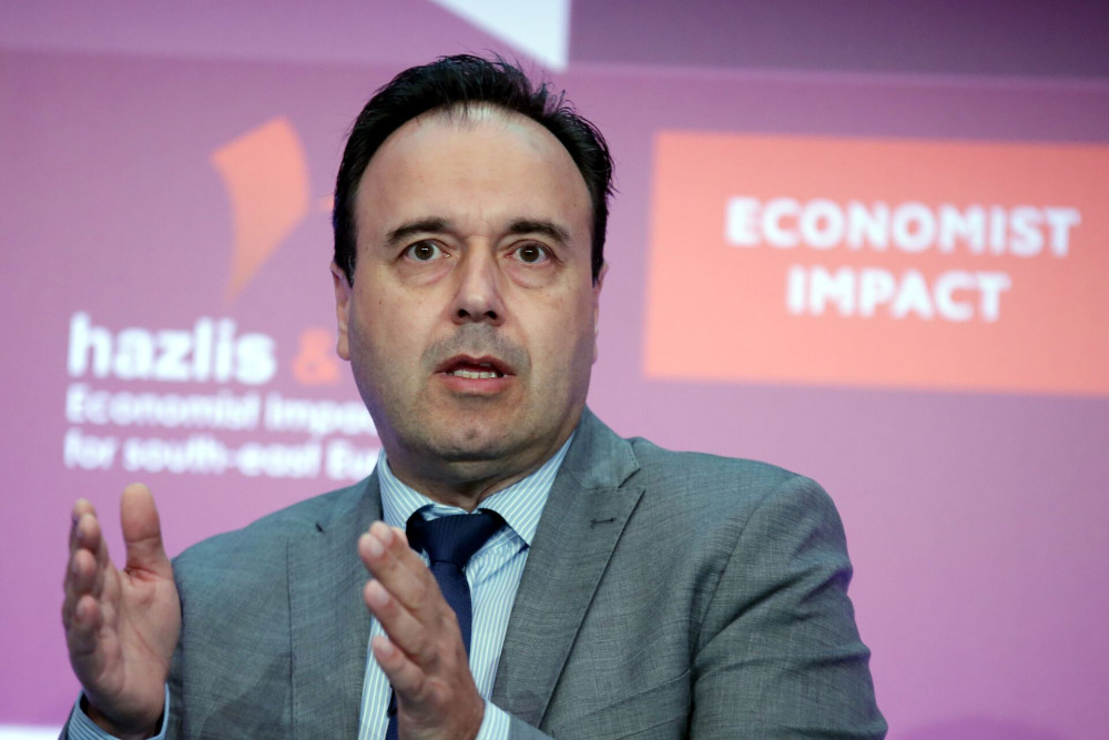 Δημήτρης Παπαστεργίου στο Economist για Τεχνητή Νοημοσύνη: Ακραίες οι προκλήσεις, ανάγκη για ισορροπία
