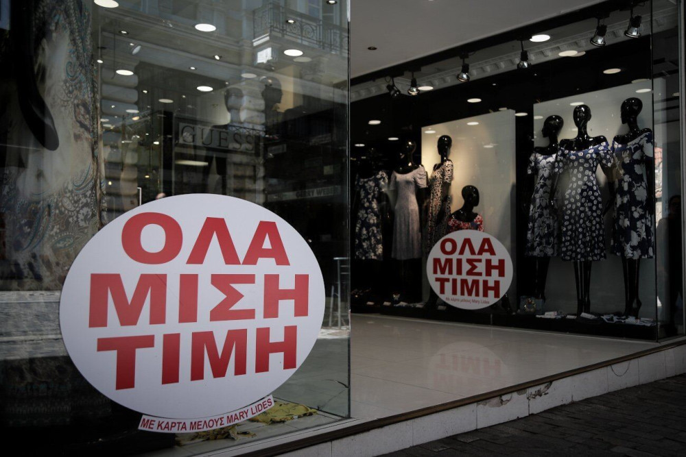 Έρχονται οι χειμερινές εκπτώσεις: πότε αρχίζουν και ποιες Κυριακές ψωνίζουμε