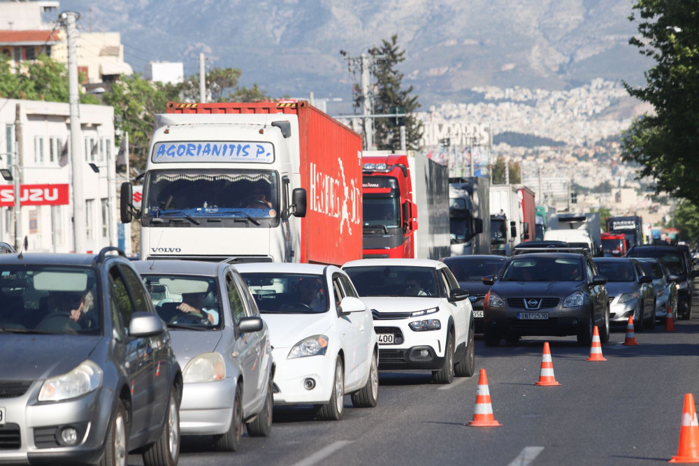 Μεγάλες καθυστερήσεις στον Κηφισό - Ουρές χιλιομέτρων μετά τη σύγκρουση φορτηγών