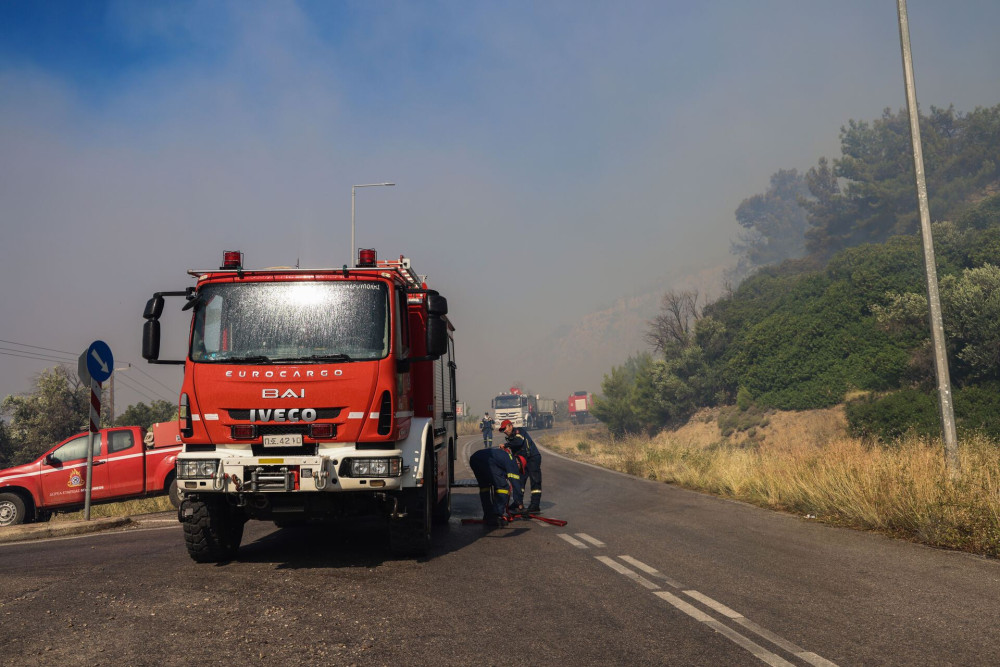 Φλόγες δίπλα στην Εθνική Οδό «πάγωσαν» κυκλοφορία και σιδηρόδρομο – Συναγερμός στο Μακρυχώρι