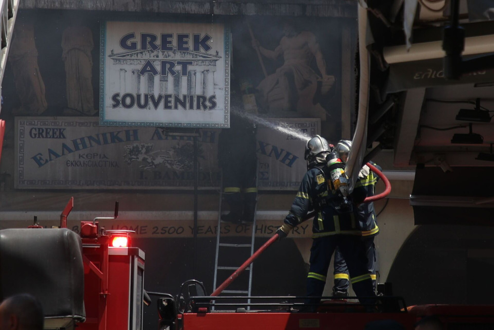 Πυρκαγιά σε κατάστημα στο Καπάνι Θεσσαλονίκης (photos & video)