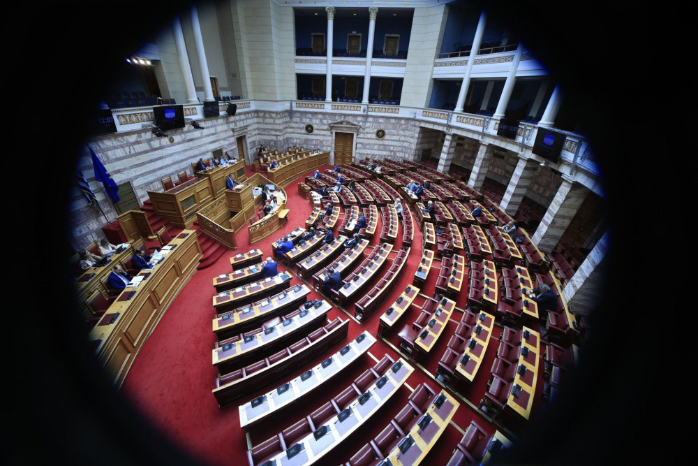 Στη Βουλή η νέα τροπολογία για μετανάστευση: Άμεσες επιστροφές και προσωρινή αναστολή ασύλου