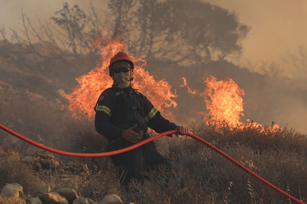 Συναγερμός στην Πυροσβεστική για φωτιά στο Ψυχικό, κοντά σε σπίτια (video)