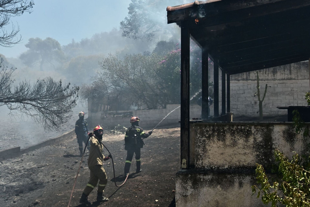 Καλύτερη η εικόνα της φωτιάς στο Κορωπί - Ζημιές σε σπίτια, τουλάχιστον ένα κάηκε ολοσχερώς (video)