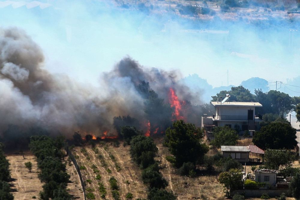 Σε ύφεση η μεγάλη φωτιά σε Ραφήνα, Σπάτα, Πικέρμι - Κάηκαν σπίτια, απεγκλωβισμοί, εκκενώσεις (video)