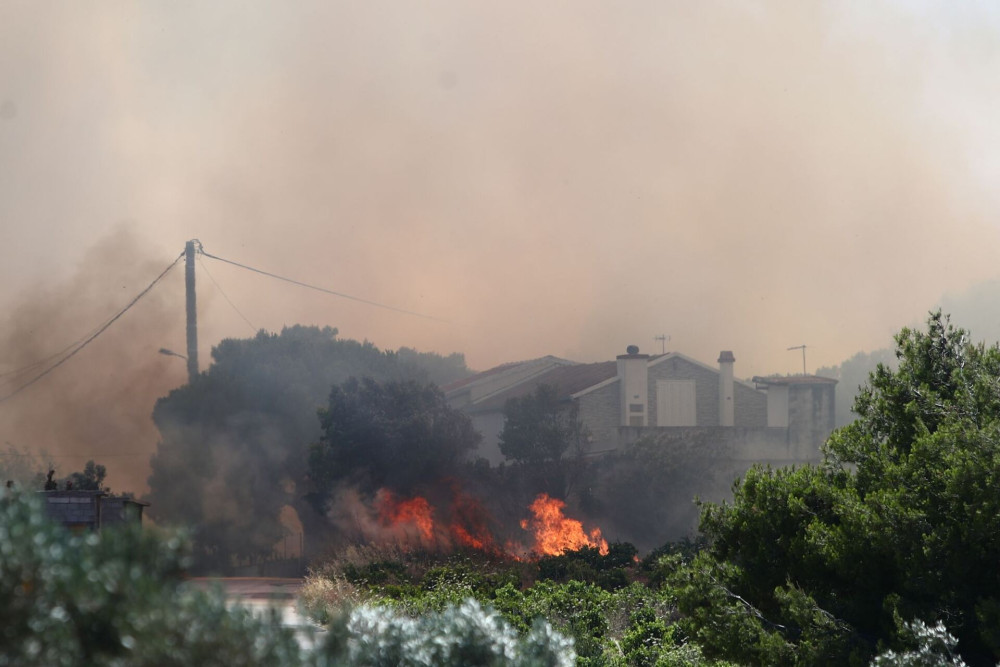 Μεγάλη φωτιά στο Πικέρμι, έφτασε στα Σπάτα - Ζημιές σε σπίτια, απεγκλωβισμοί, εκκενώσεις (video)