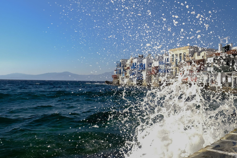 Ακόμη και τροχόσπιτο σήκωσαν οι θυελλώδεις άνεμοι στη Σαντορίνη (video)