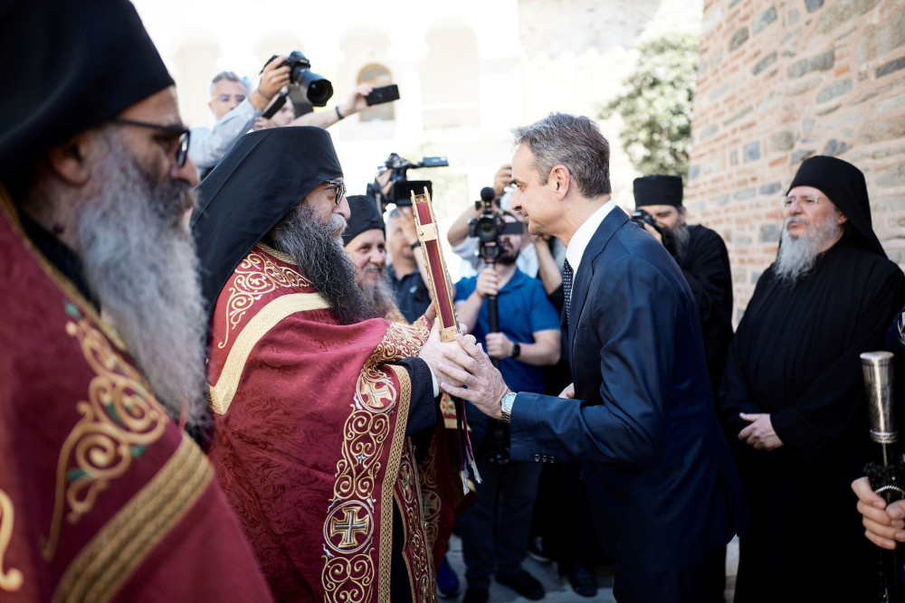 Επίσκεψη Μητσοτάκη στην Ιερά Μονή Βατοπεδίου - Τον υποδέχτηκε ο ηγούμενος Εφραίμ