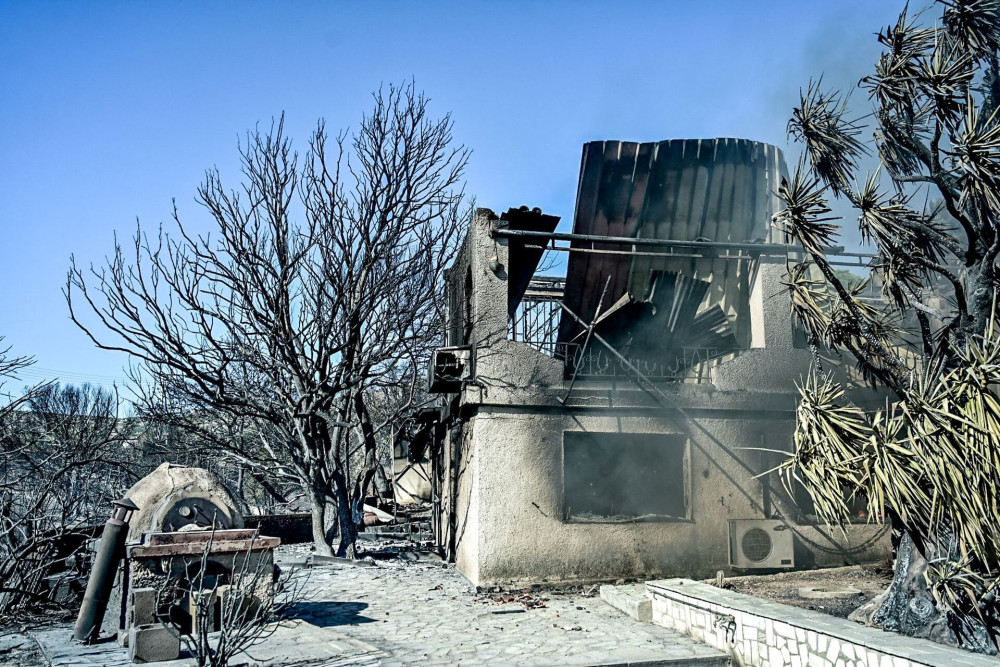 Βελτιωμένη η εικόνα της φωτιάς στην Παλαιά Φώκαια - «Τεράστια μάχη» της Πυροσβεστικής (video)
