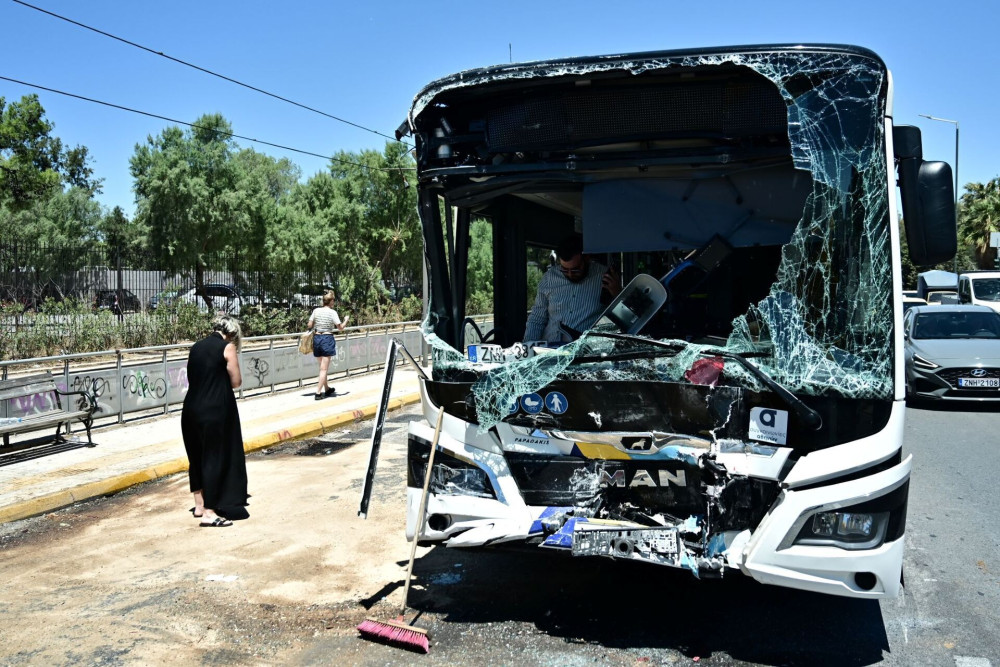 Τροχαίο Βούλα: η οδηγός του λεωφορείου ένιωσε αδιαθεσία πριν πέσει πάνω στο άλλο