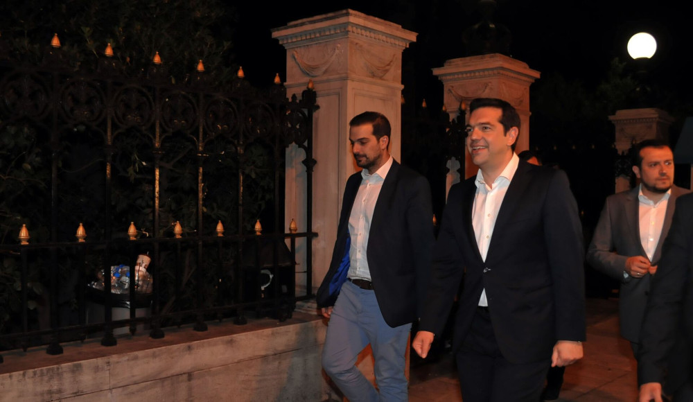 Η μεγάλη ανατριχίλα του 2015: η Ελλάδα αντιμετωπίζει την άβυσσο και ο ΣΥΡΙΖΑ κάνει πρόβες με νταούλια