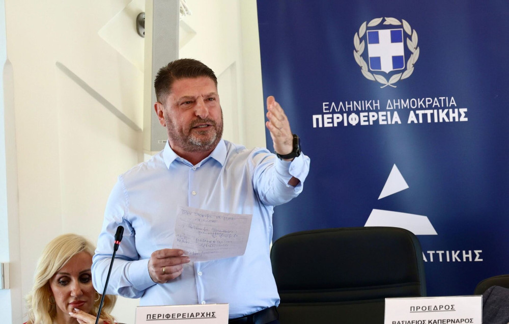 Φωτιά στην Παλαιά Φώκαια - Στο Κέντρο Επιχειρήσεων Πολιτικής Προστασίας ο Χαρδαλιάς