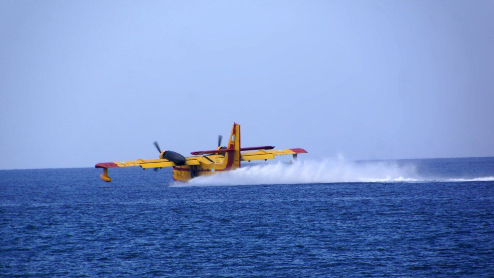 Αναγκαστική προσθαλάσσωση CL-215 στο Βραχάτι - Εκτός κινδύνου το πλήρωμα