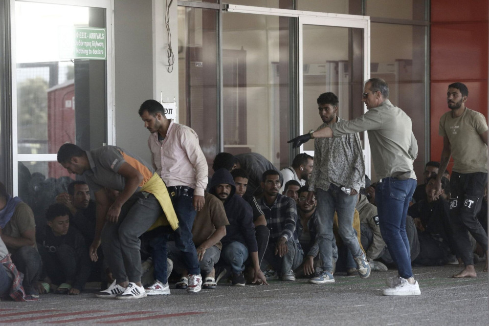 Από την Κρήτη στο Λαύριο για κράτηση οι πρώτοι μετανάστες που εισήλθαν με το νέο πλαίσιο παράνομα από τη Λιβύη (video)