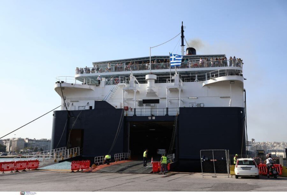 Μηχανική βλάβη στο Flying Cat 3 – Ταλαιπωρία για 340 επιβάτες στον Πειραιά