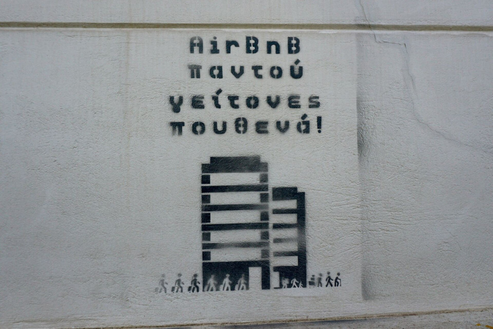 Φορολογική ασφυξία για ιδιοκτήτες Airbnb - Η Εφορία χτυπά αδήλωτα εισοδήματα