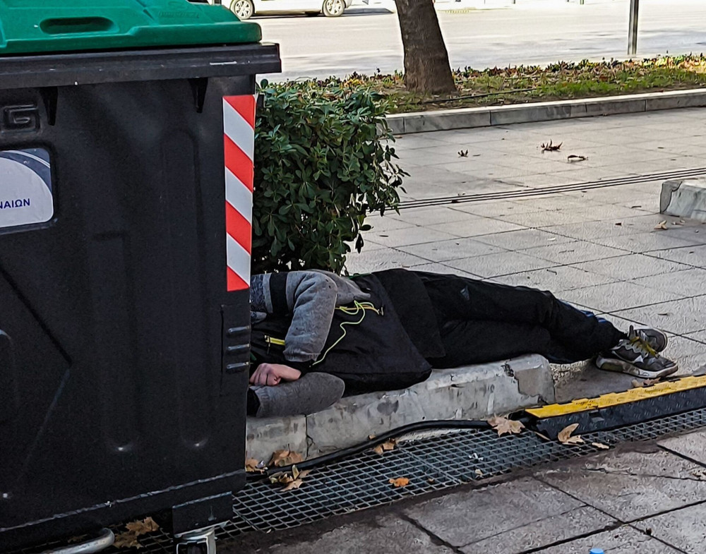 Η παρακμή της Αθήνας: Δούκας με τα χέρια στις τσέπες