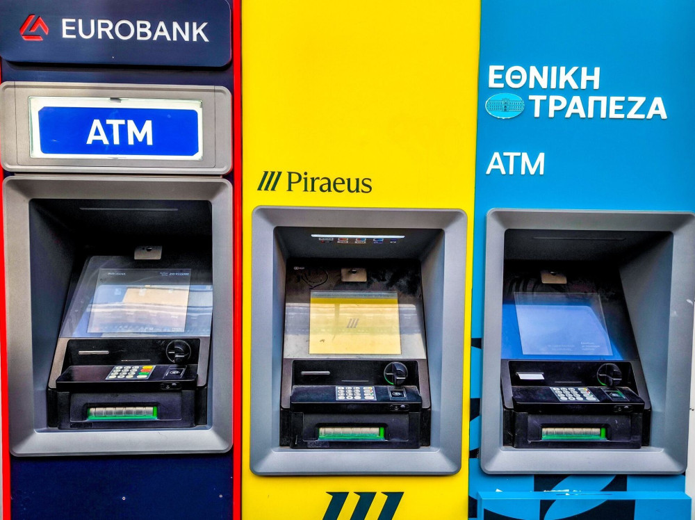 Οριστικά τέλος από σήμερα οι χρεώσεις των αναλήψεων από τα ΑΤΜ