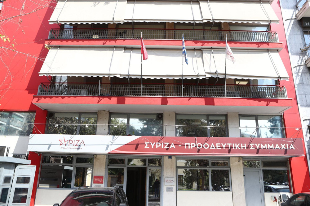 ΣΥΡΙΖΑ: «Καταδικάζουμε απερίφραστα την επίθεση στο γραφείο του Χάρη Θεοχάρη»
