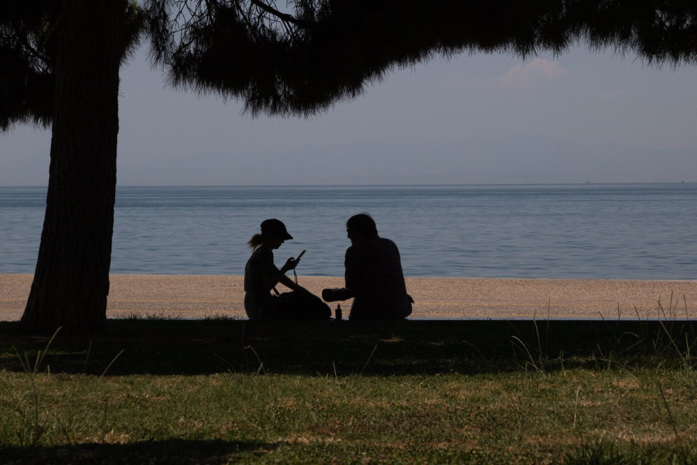 Καύσωνας: «Κλειδώνει» στους 43°C – Προειδοποιήσεις για αυξημένο κίνδυνο πυρκαγιών και επιβάρυνση ευπαθών ομάδων