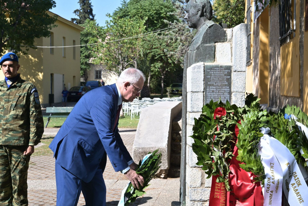 Ο Κωνσταντίνος Τασούλας κατέθεσε στεφάνι στην προτομή του Σπύρου Μουστακλή στο ΕΑΤ-ΕΣΑ