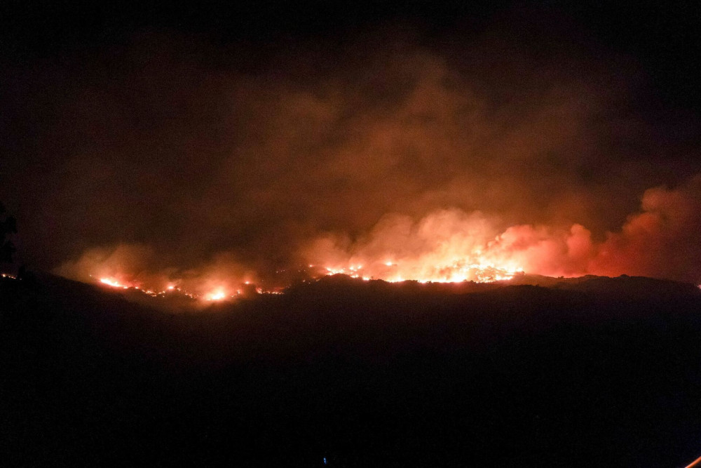 Μεγαλώνει το μέτωπο της φωτιάς στην Άσσηρο Θεσσαλονίκης - Κλειστή η παλιά Εθνική Οδός (video)
