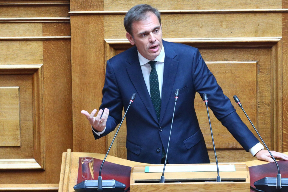 Ο Μάντζος και το… «SAFE» μπέρδεμα: Όταν η διγλωσσία γίνεται τέχνη