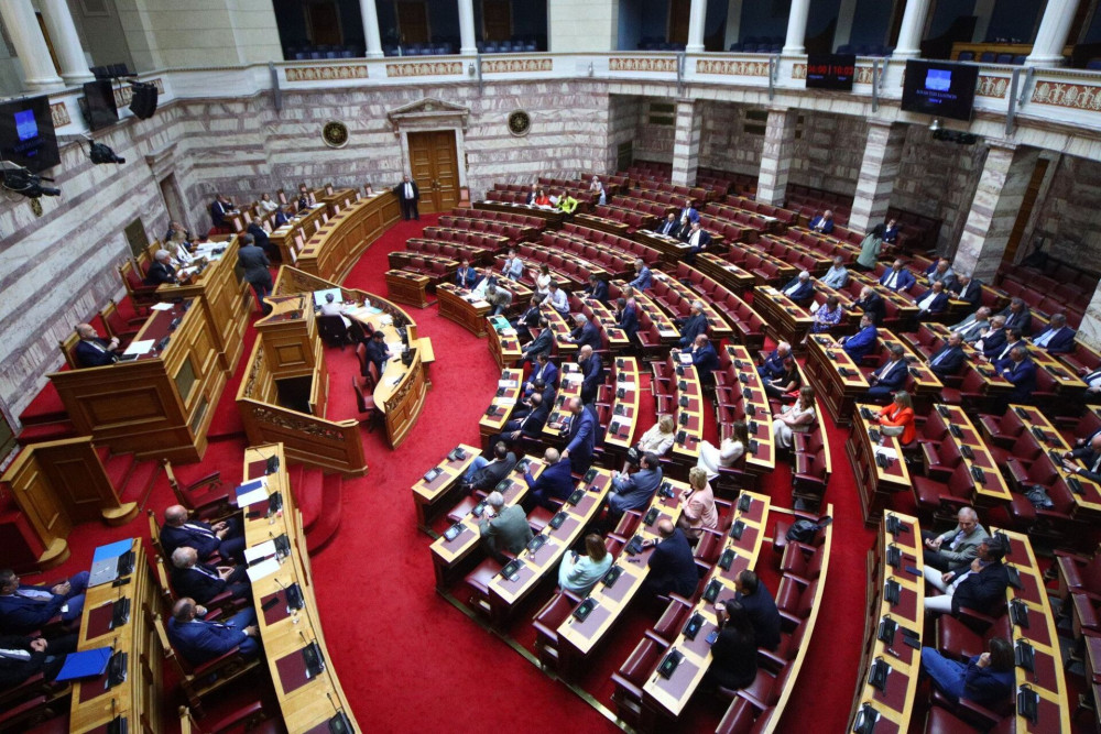 Βουλή: Ενισχύεται η κοινωνική στέγαση για τρίτεκνες και ευάλωτες οικογένειες