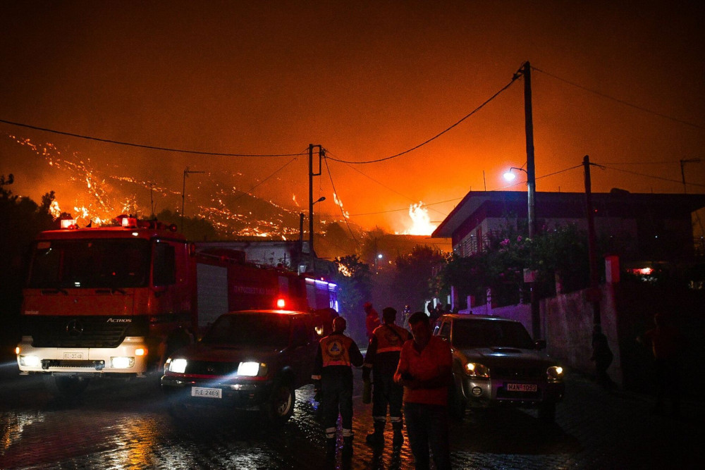 Φωτιά στην Αρχαία Ολυμπία: Η πύρινη λαίλαπα αγγίζει την Ηράκλεια - Αγώνας ζωής για την αποτροπή καταστροφής (video)