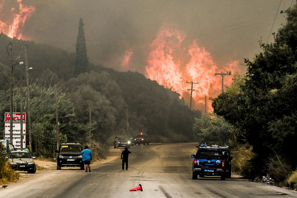 Νέες φωτιές σε Μέγαρα και Κεφαλονιά - Δύσκολη η κατάσταση σε Πρέβεζα, Αχαΐα και Χίο - Εκτός ελέγχου το μέτωπο στα Συχαινά