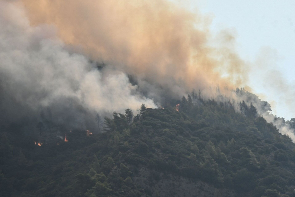 Αναζωπύρωση της φωτιάς στην περιοχή Μπάλας Αχαΐας  - Μήνυμα 112 για εκκένωση δύο περιοχών (video)