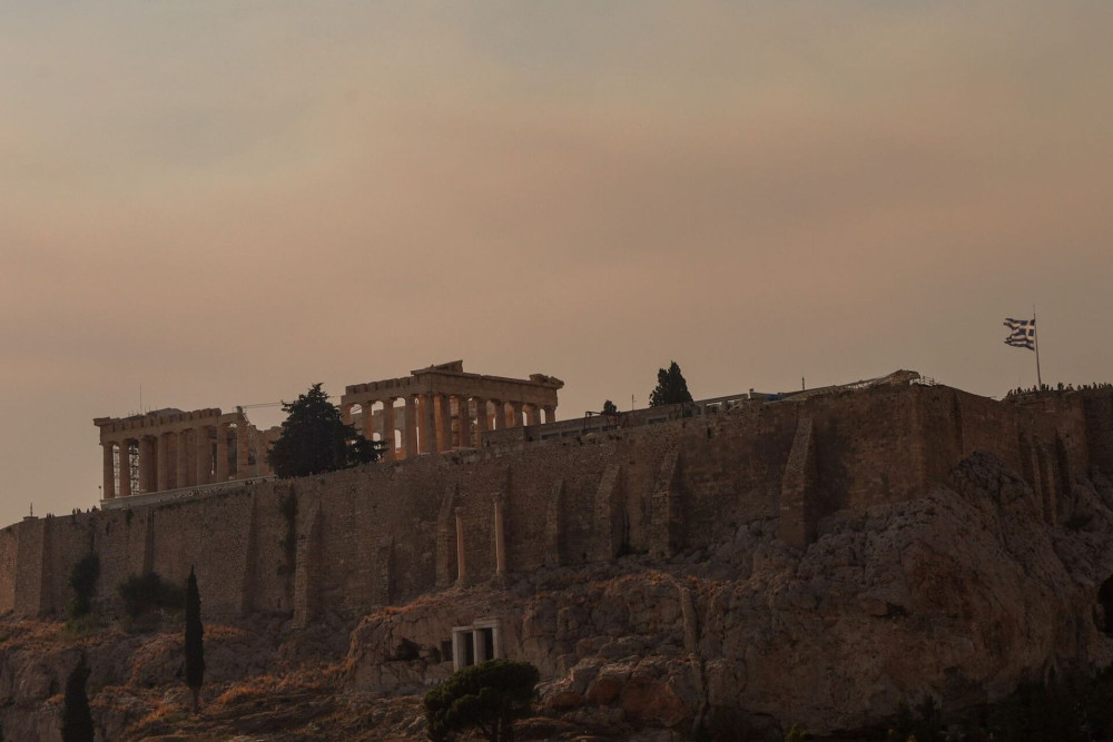 Ακρόπολη: προσπάθησε να αρπάξει τσάντα περαστικού αλλά κατέληξε στο νοσοκομείο με τραύματα