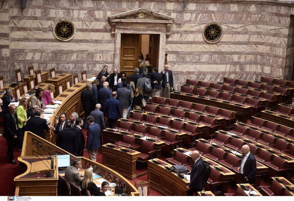 Ποντάρουν στη φθορά της κυβέρνησης με fake news και συνωμοσιολογίες