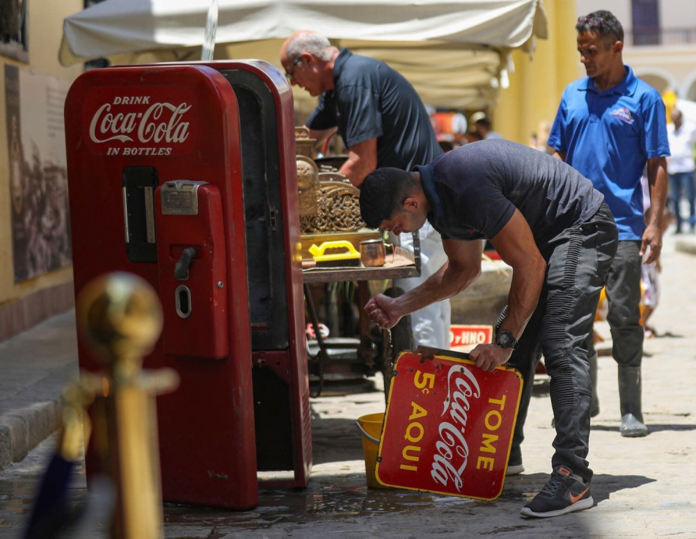 Ο Τραμπ «αλλάζει» τη συνταγή της Coca Cola: «Είναι καλύτερη έτσι»