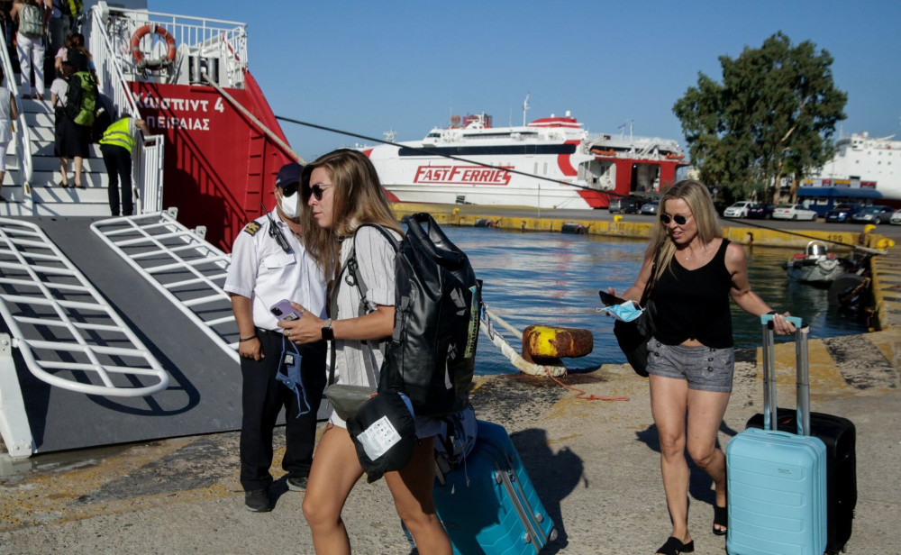 Στο ζενίθ η καλοκαιρινή έξοδος - Αυξημένη κίνηση στο λιμάνι του Πειραιά