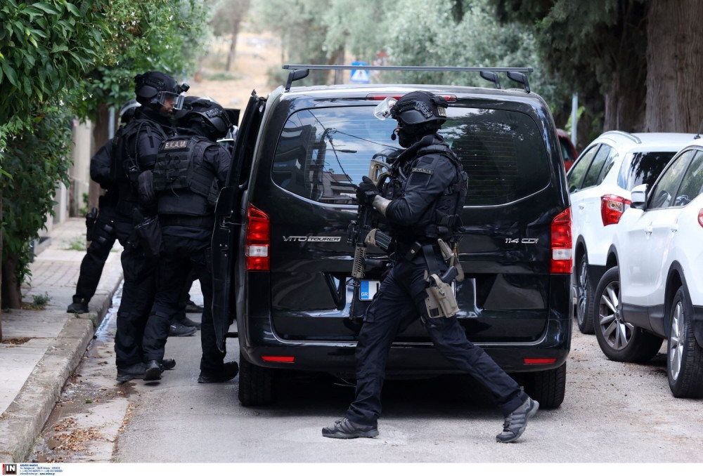 Χολαργός: άνδρας έχει ταμπουρωθεί σε διαμέρισμα - Εκκενώνεται η πολυκατοικία