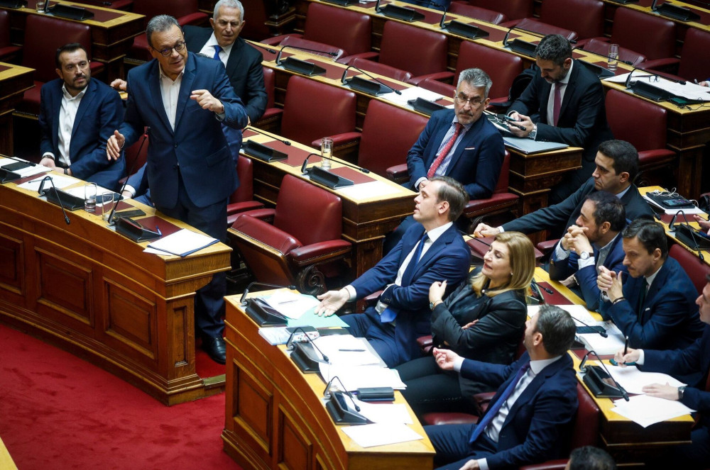 Με Τσίπρα ως σανίδα και ΟΠΕΚΕΠΕ βαρίδι, ο Φάμελλος βυθίζεται – ο Ανδρουλάκης απλώς πνίγεται