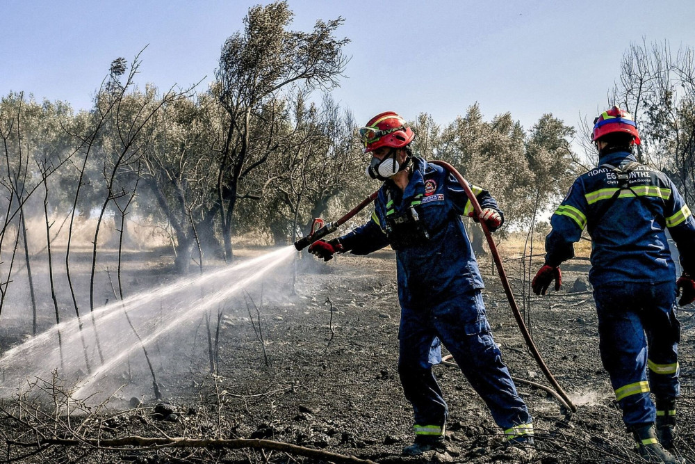 Σε ύφεση και οριοθετημένη η φωτιά στην Καλλιτεχνούπολη