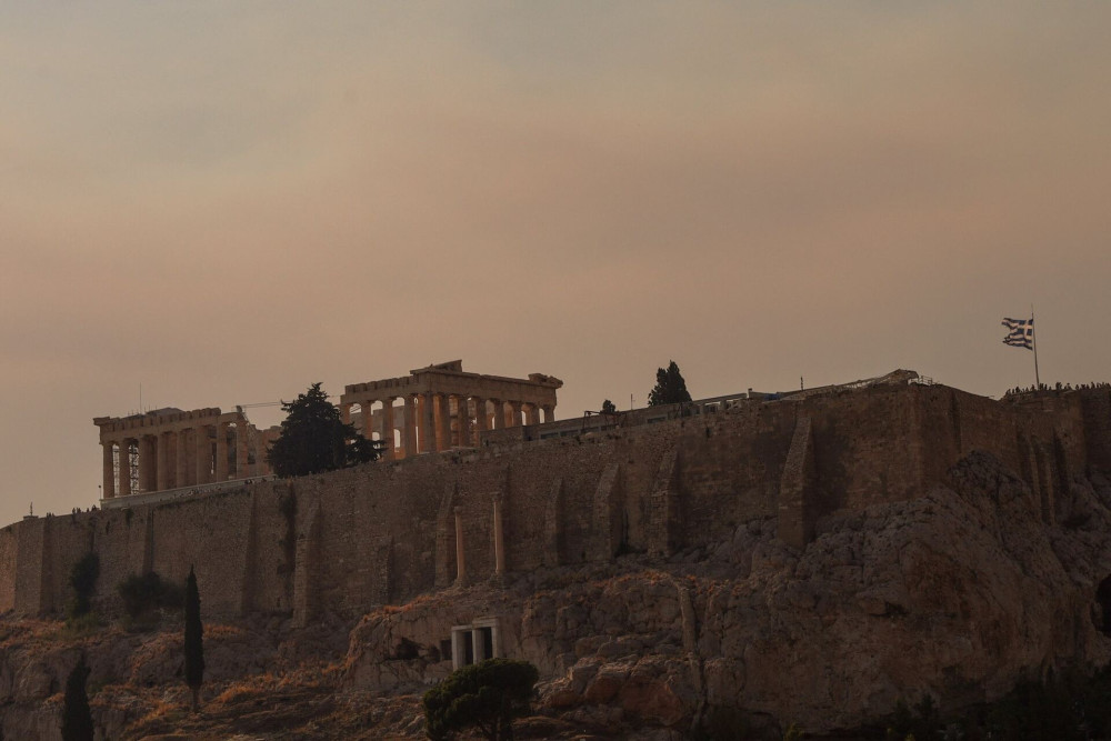 Φωτιά στο Κρυονέρι: οι καπνοί έφτασαν στην Ακρόπολη - Καλύτερη η εικόνα, πέφτει η ένταση του ανέμου