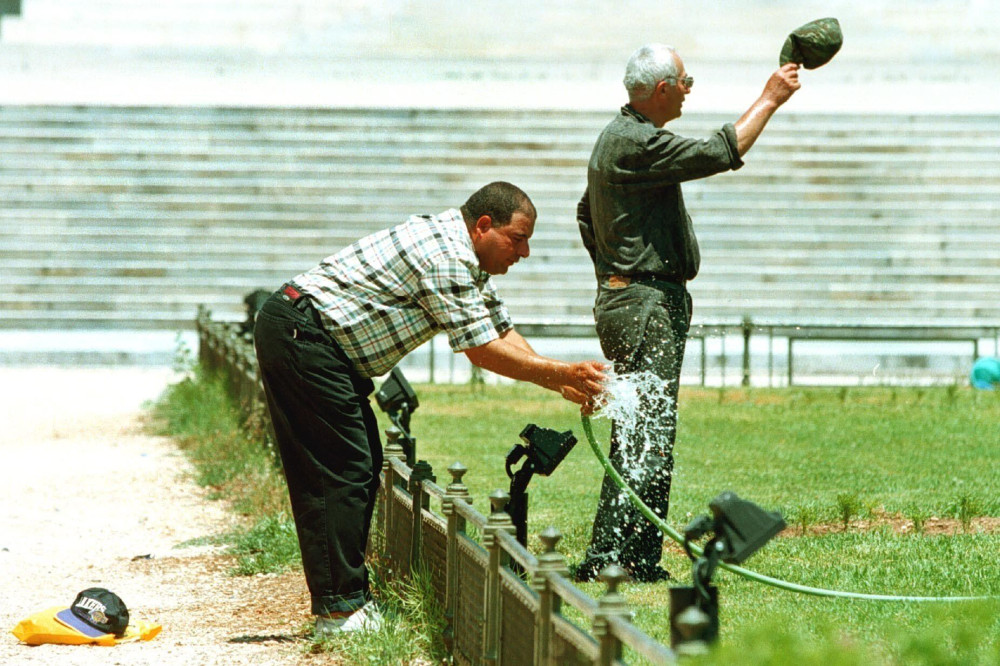 Σαν σήμερα το 1987: ο καύσωνας που «γράφτηκε» με 1.300 νεκρούς