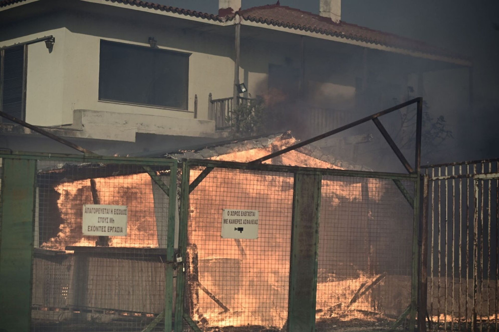 Κερατέα: 124 απεγκλωβισμοί από τη φωτιά - Εκκενώθηκε γηροκομείο στην Παλαιά Φώκαια