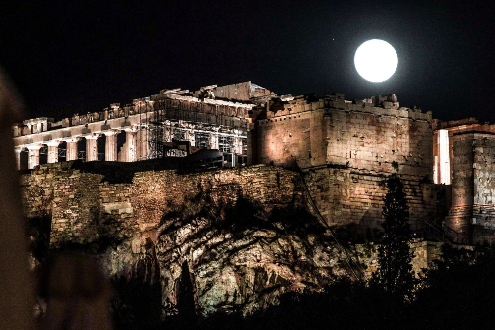 Αυγουστιάτικη πανσέληνος κάτω από την Ακρόπολη - Μια νύχτα που μύριζε αιωνιότητα