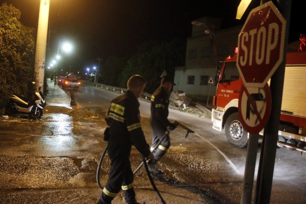 Σοβαρό τροχαίο ατύχημα στο Ζεφύρι: οδηγός ΙΧ εγκατέλειψε τον μοτοσυκλετιστή
