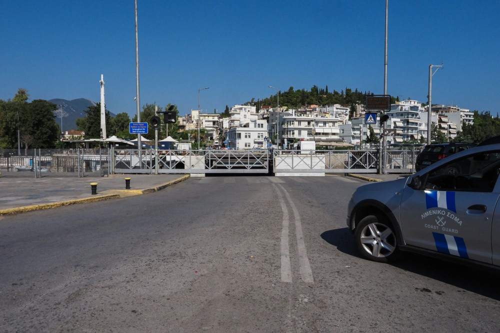 Χαλκίδα: πλοίο πέρασε ξυστά από τη γέφυρα του Ευρίπου, έρευνα για ζημιές (video)