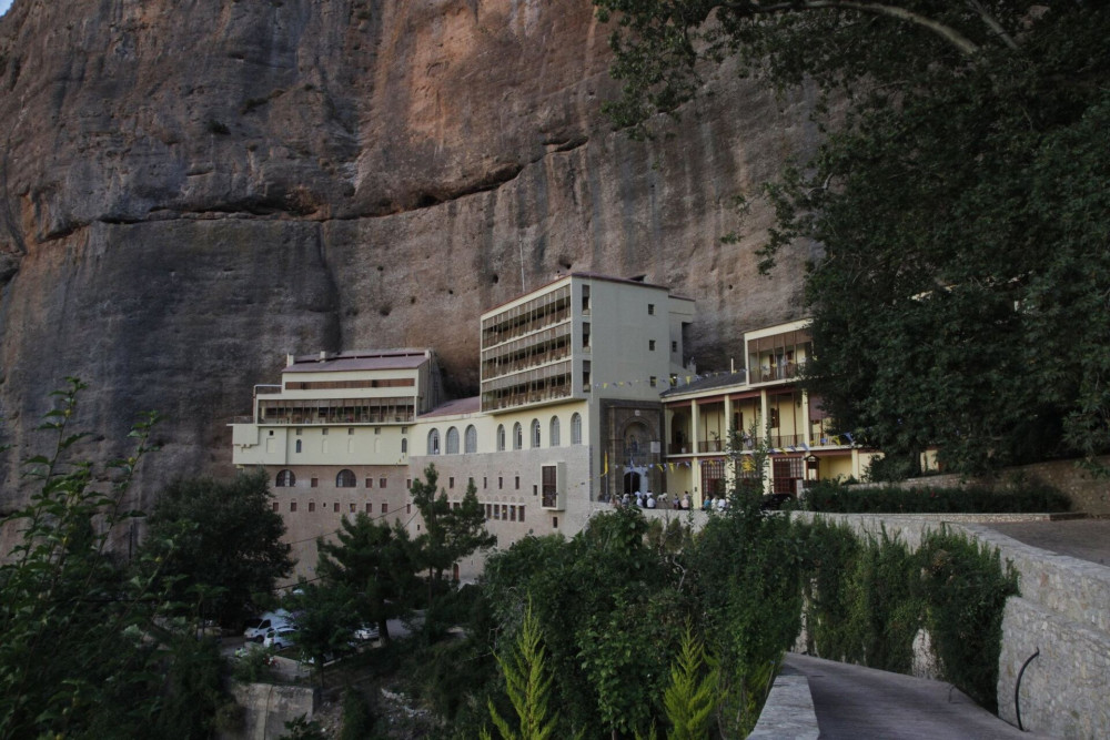Σε αργία ο ηγούμενος της Μονής Μεγάλου Σπηλαίου - Πώς πιάστηκε να πουλά τα θρησκευτικά κειμήλια