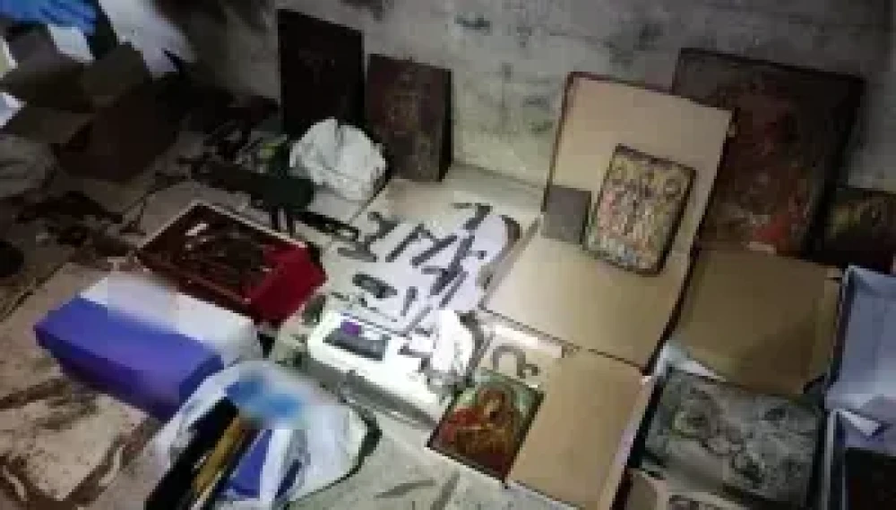 Εντοπίστηκε οπλοστάσιο σε κάδο απορριμμάτων στην Καισαριανή (photos)