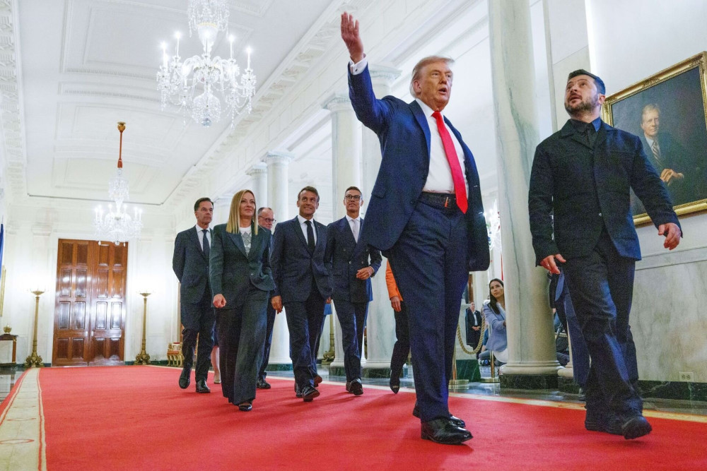 Ο Τραμπ έδειξε τη συλλογή τζόκεϊ MAGA σε Μακρόν και Ζελένσκι