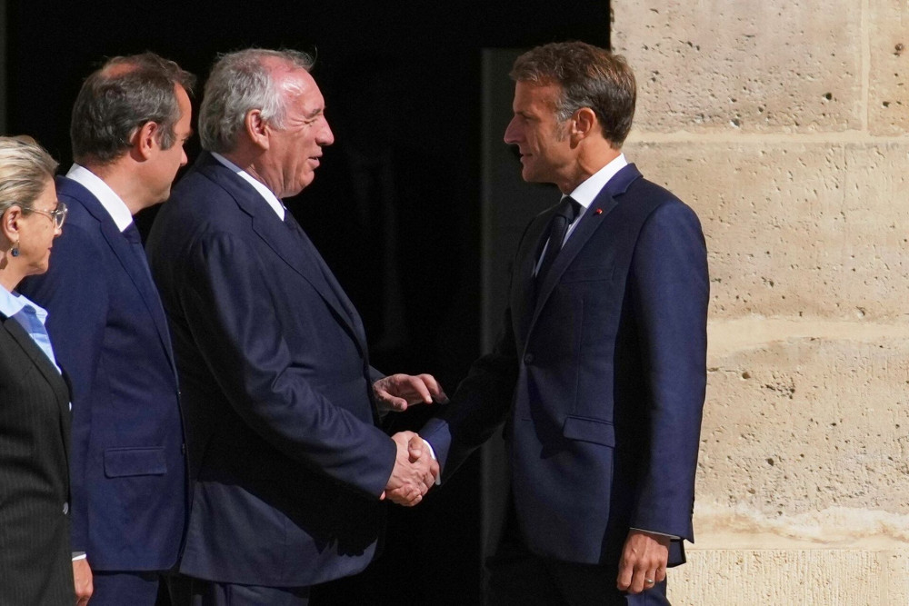 Γαλλία: ο Μακρόν παραλαμβάνει από τον Μπαϊρού την παραίτηση της κυβέρνησής του