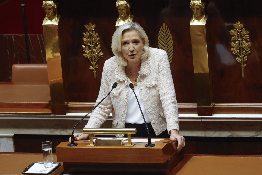 Ένοχη η Μαρίν Λεπέν: τρία χρόνια φυλάκιση, το ένα με «βραχιολάκι»